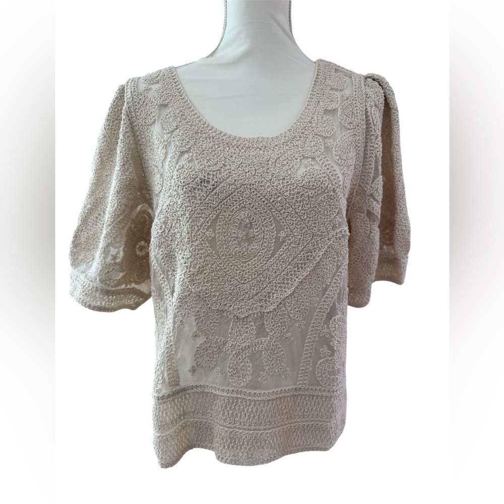 ULTRA ivory crochet floral crochet puff sleeve Top L 65% cotton 35% nylon.
